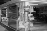 (8/14): zdjęcia stoisk targowych oferujących produkty   mające zastosowanie do zasłaniania i  dekoracji  okien 