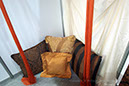 MDecor - Dekoracje Okien. Targi Murator Expo Jesień 2010 r. Na zdjęciu poduszki wykonane z  tkaniny zasłonowej. Przy dekoracji  wnętrz  często stosuje się dodatki z materiałów zasłonowych lub ich koordynatów