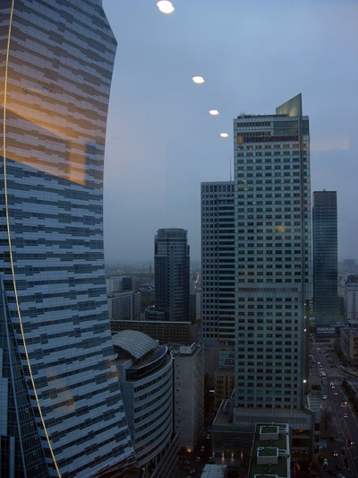 widok panoramy Warszawy z klubu